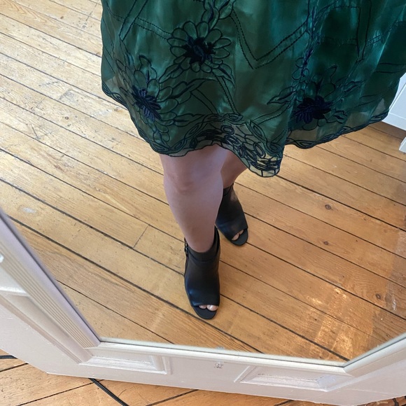 Le Château | Elastic waist. Wrap dress. Silk looking green mini dress. Size M. - Picture 4 of 9